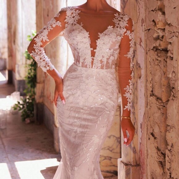 Women's Elegant Luxurious Embroidered Lace Sheer Long Sleeve wedding dress - Picture 3 of 5